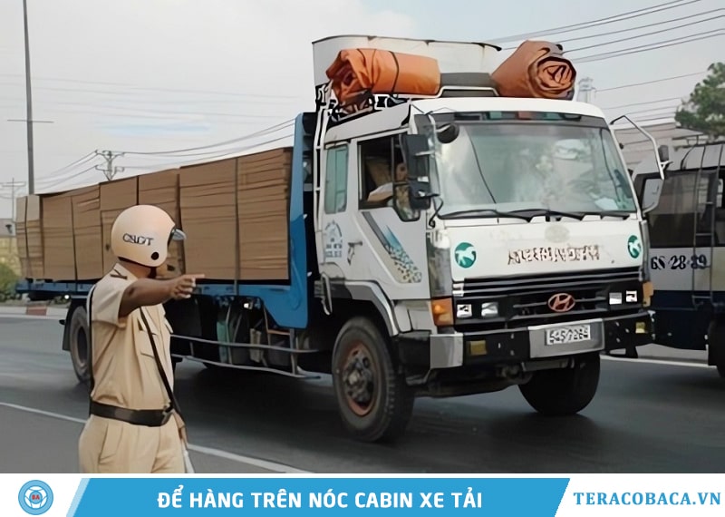 Để hàng trên nóc cabin xe tải là hành vi bị cấm